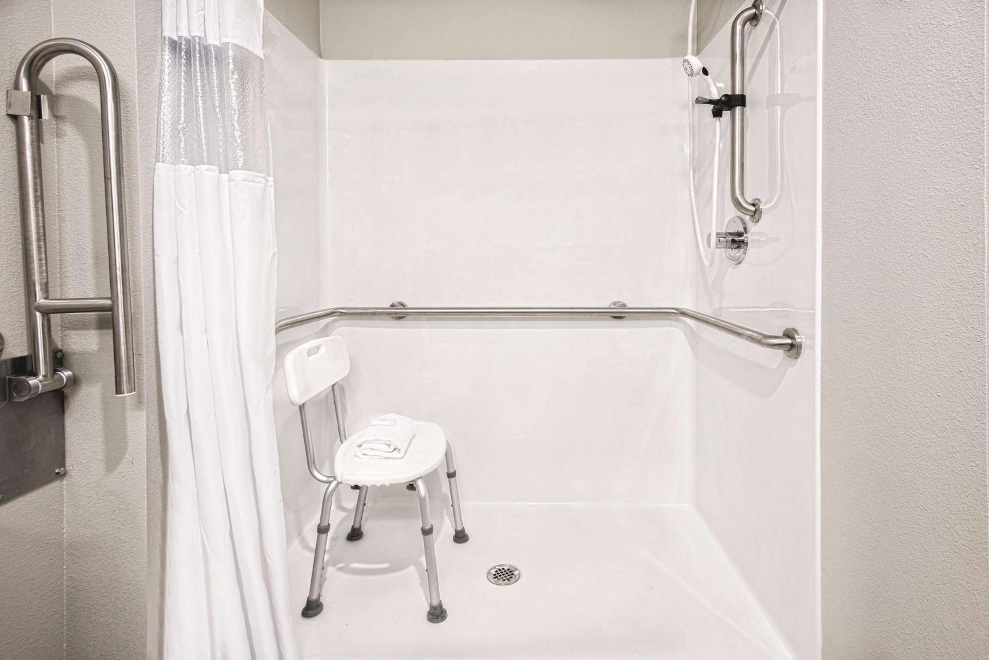 Deluxe King Room with Roll-In Shower - Mobility/Hearing Accessible - Non-Smoking
