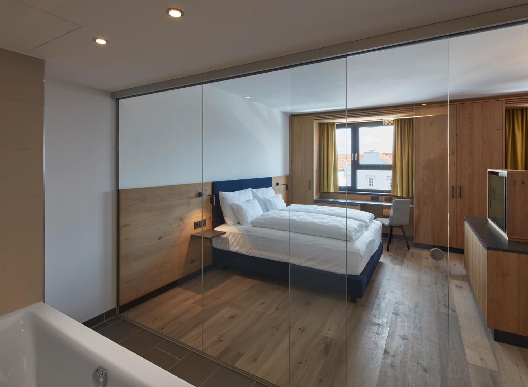Suite mit Doppelbett, Schlafsofa und Badewanne - Nichtraucher