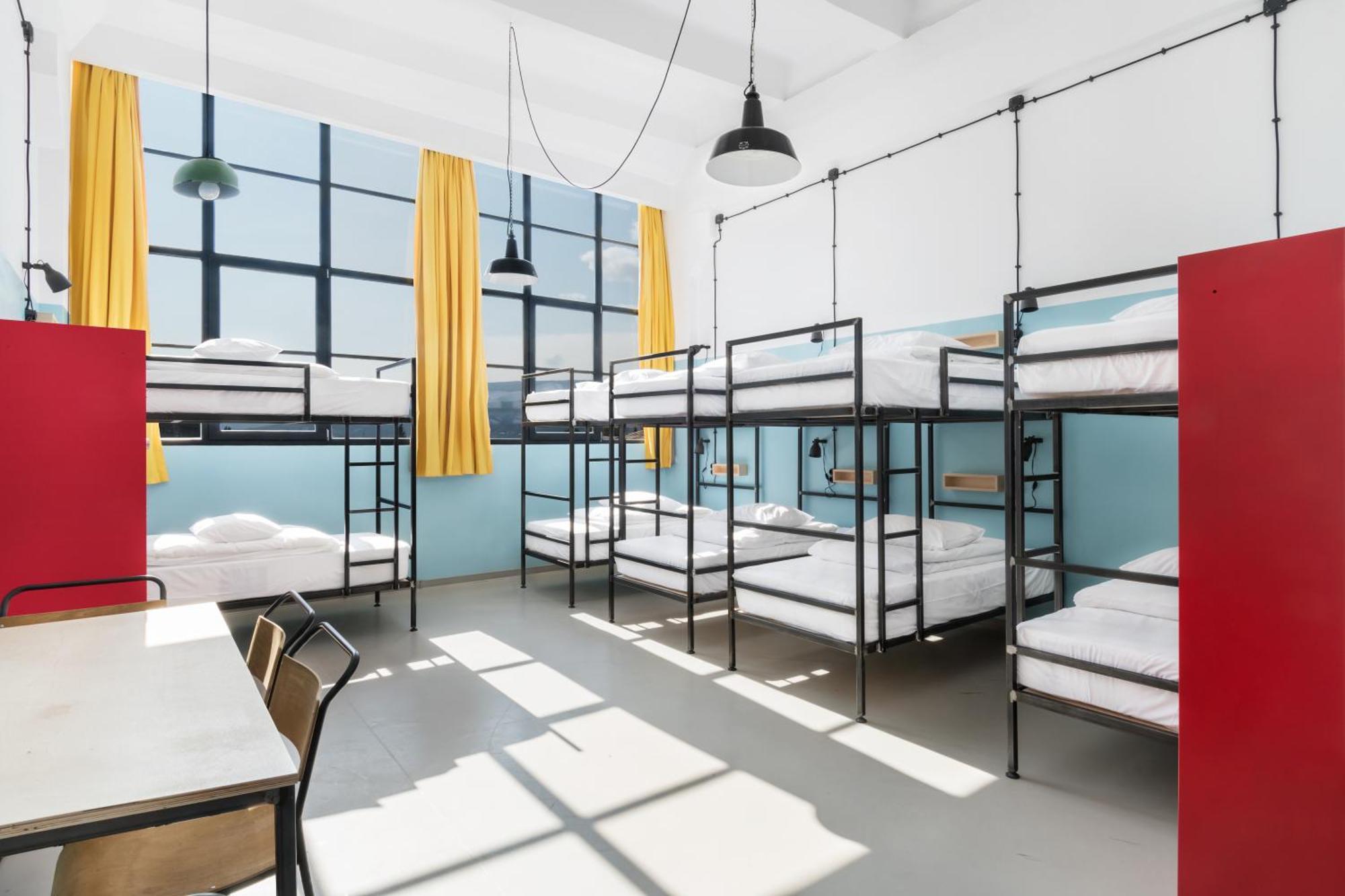 Letto Singolo in Dormitorio Femminile per 10 Persone