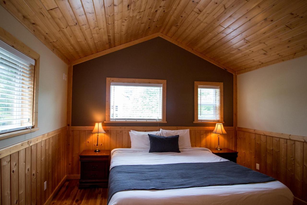 Two Bedroom Cottage F Waterfront Hot Tub