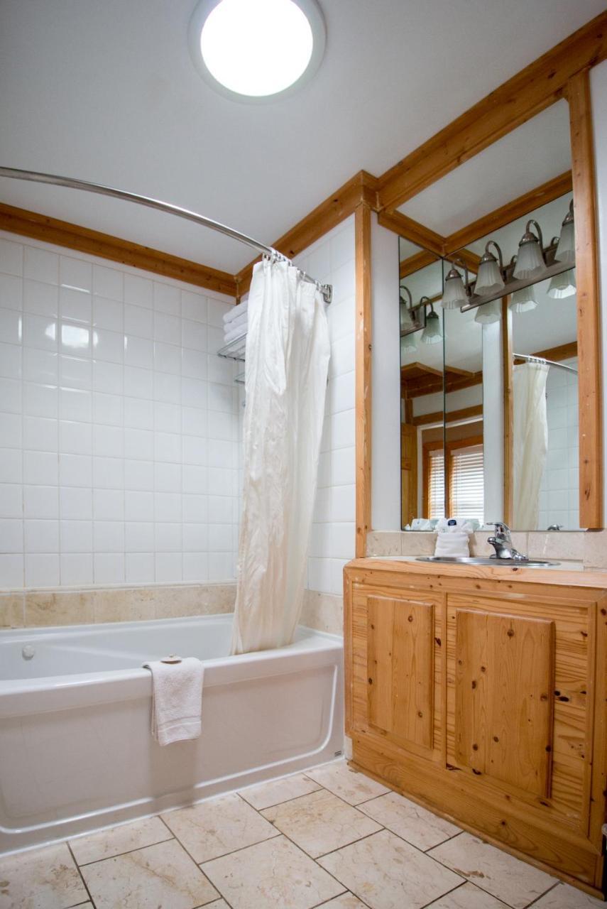 Two Bedroom Cottage F Waterfront Hot Tub