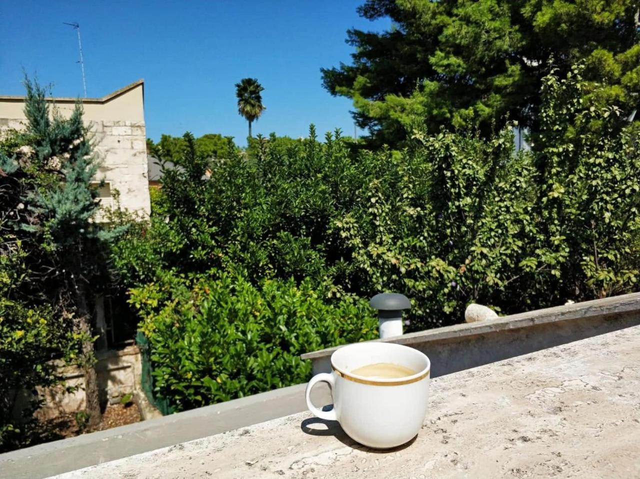 Camera Matrimoniale con Balcone e Bagno in Comune