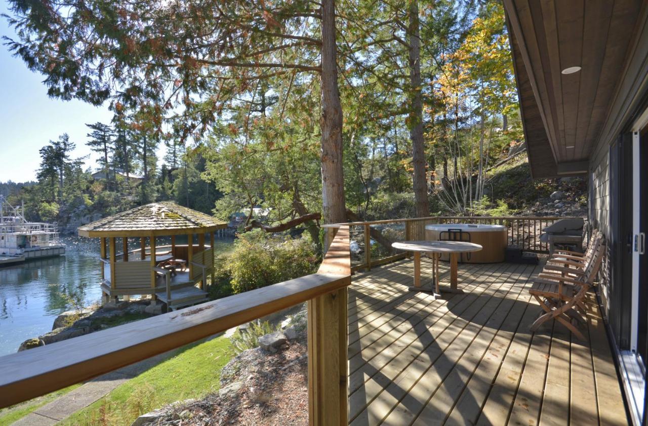 Two-Bedroom Oceanfront Cottage with Jacuzzi