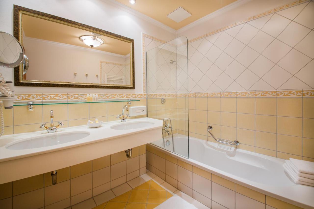 Deluxe Double Room Bath,1538689591:JPEG