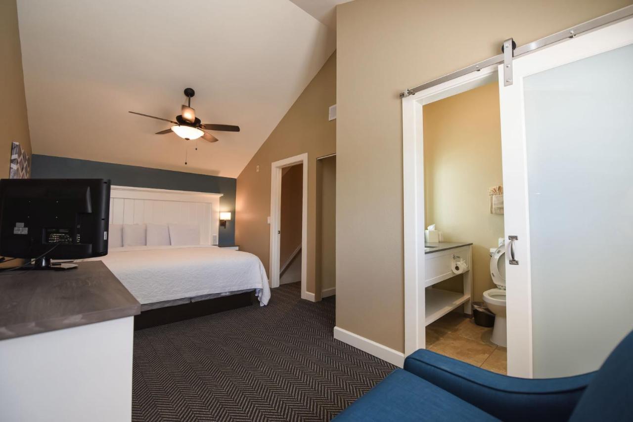 King Suite with Balcony - Non-Smoking