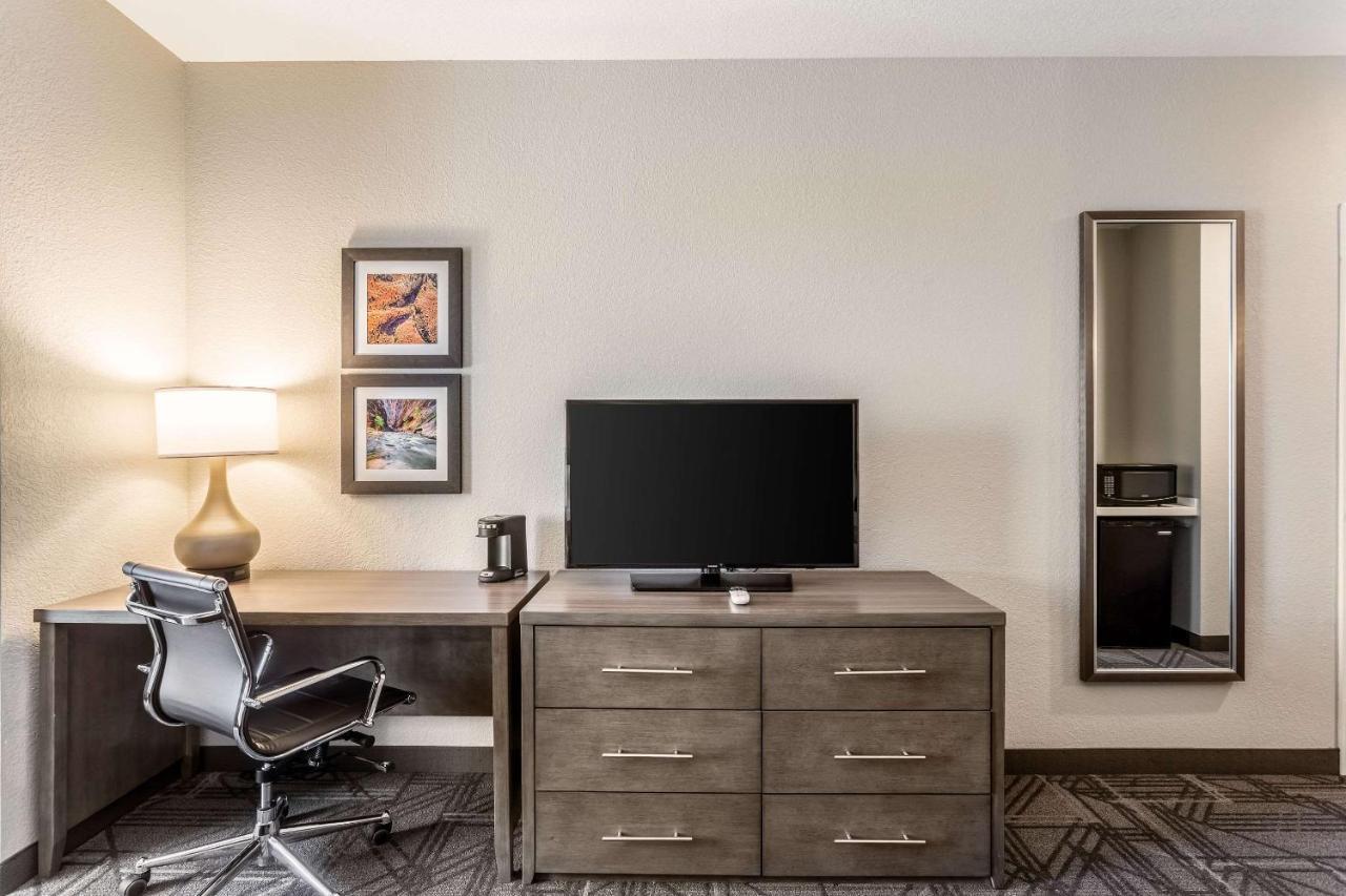 Queen Suite with Two Queen Beds - Accessible/Non-Smoking