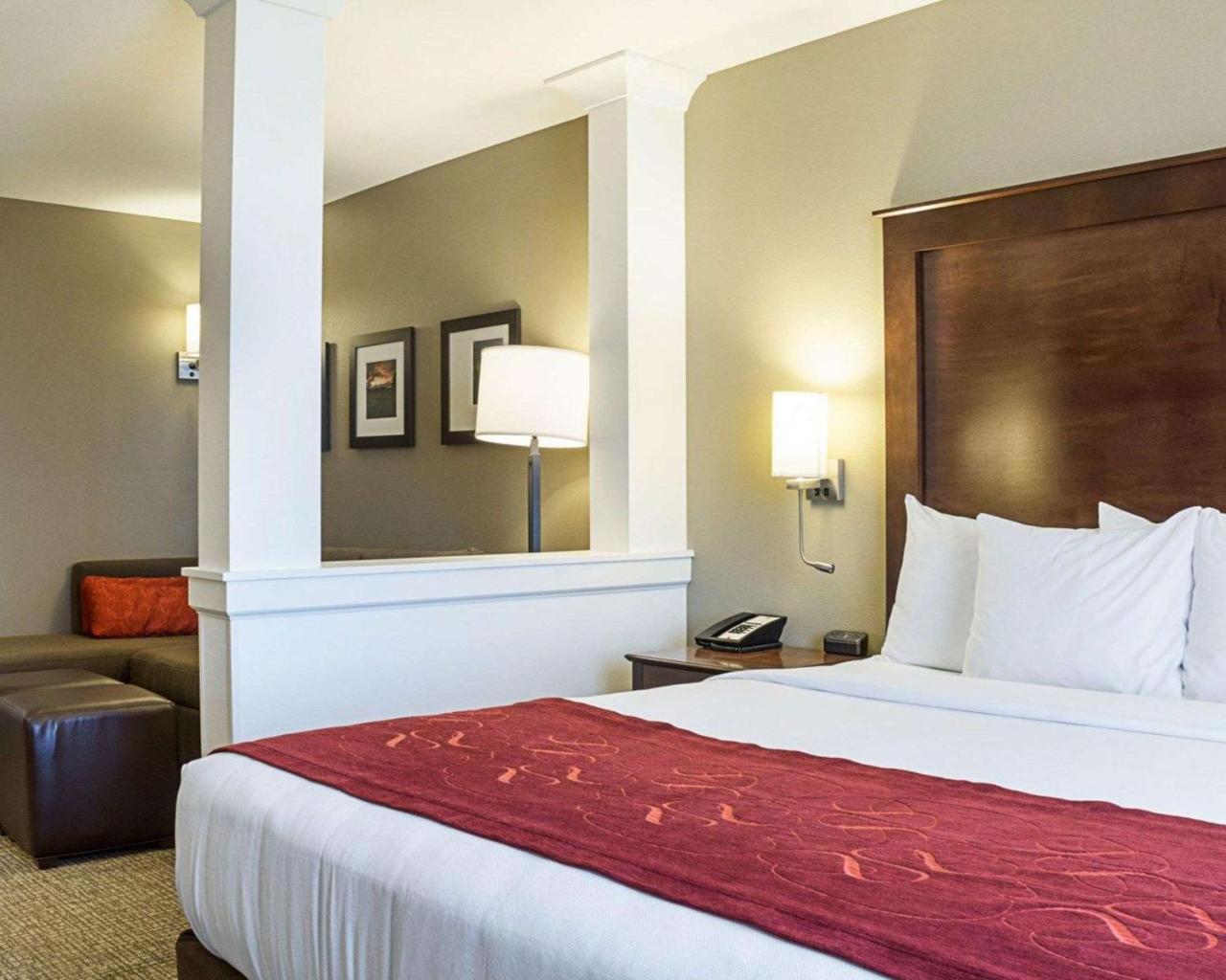 King Suite Mobility Hearing Accessible or Non-Smoking