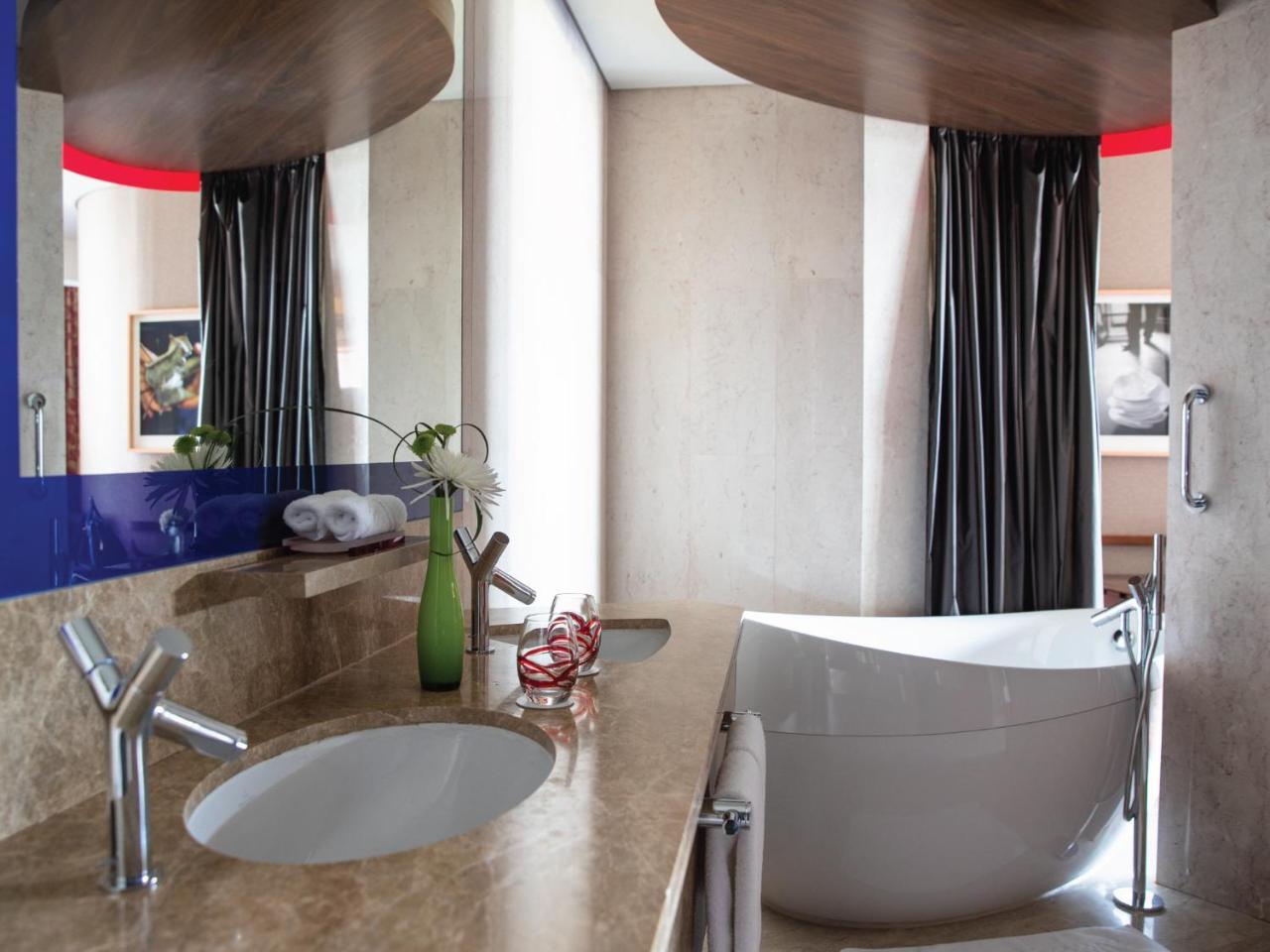 Deluxe King Room City View