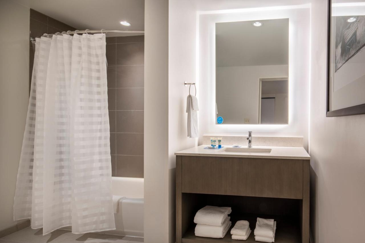 Den King Room with Roll-in Shower - Disability Access