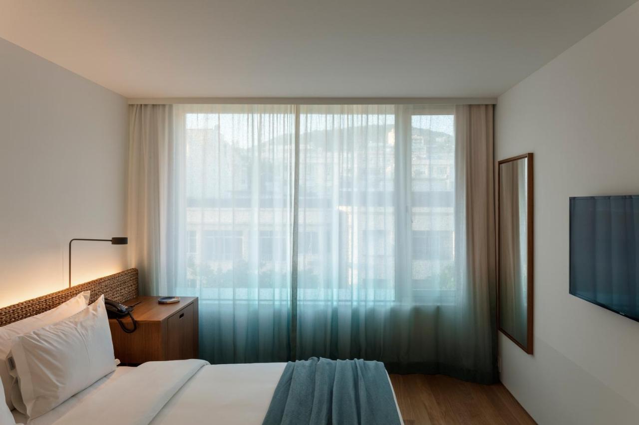 Medium room city view