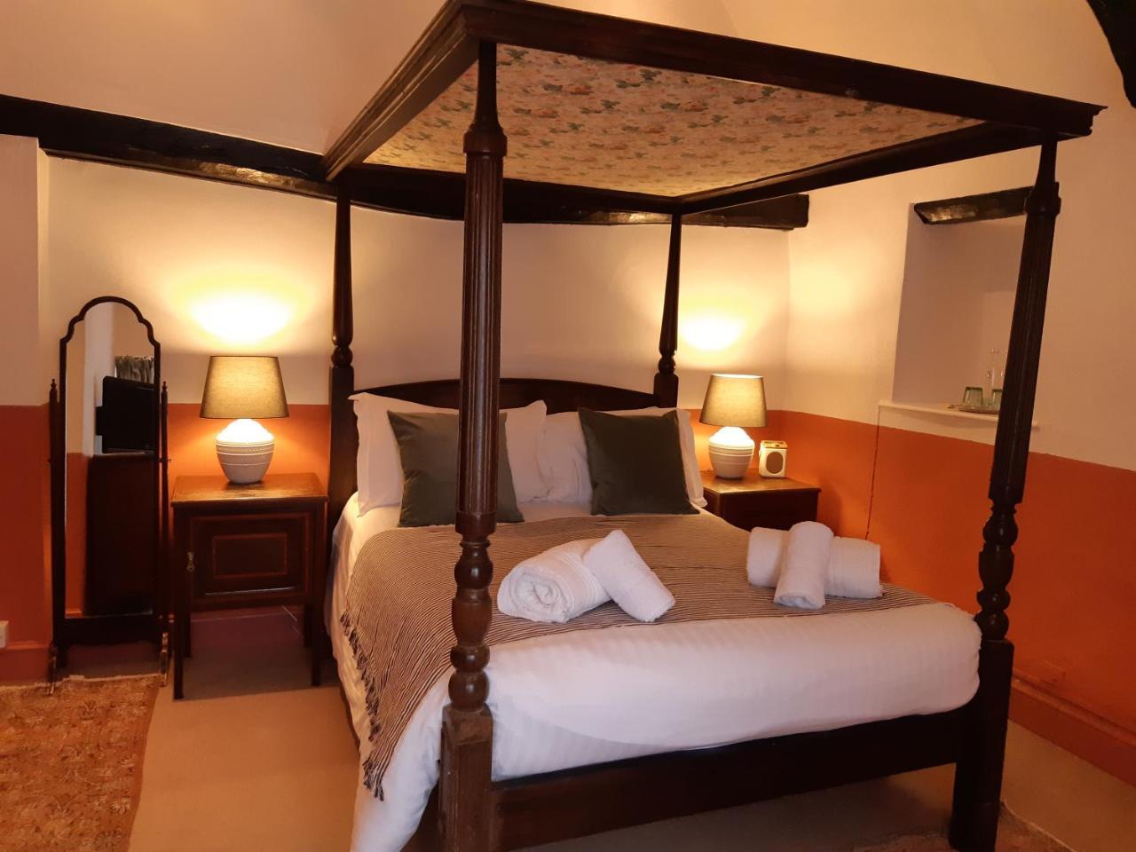 Double Room Four Poster Bed No Dogs