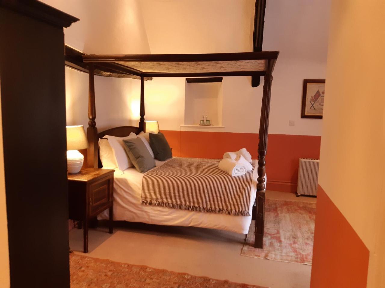 Double Room Four Poster Bed No Dogs