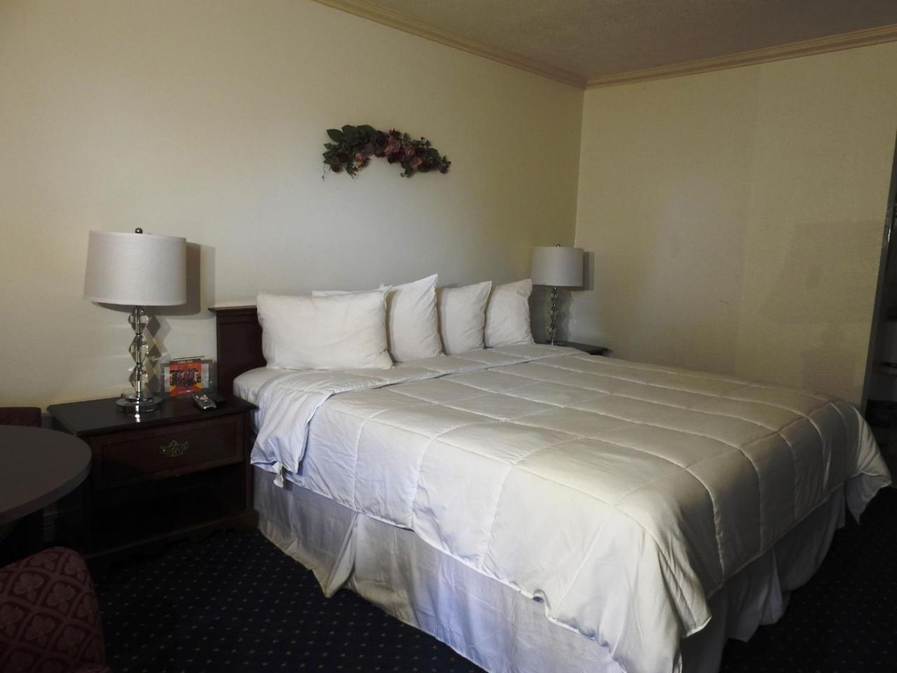 Queen Suite with Three Queen Beds