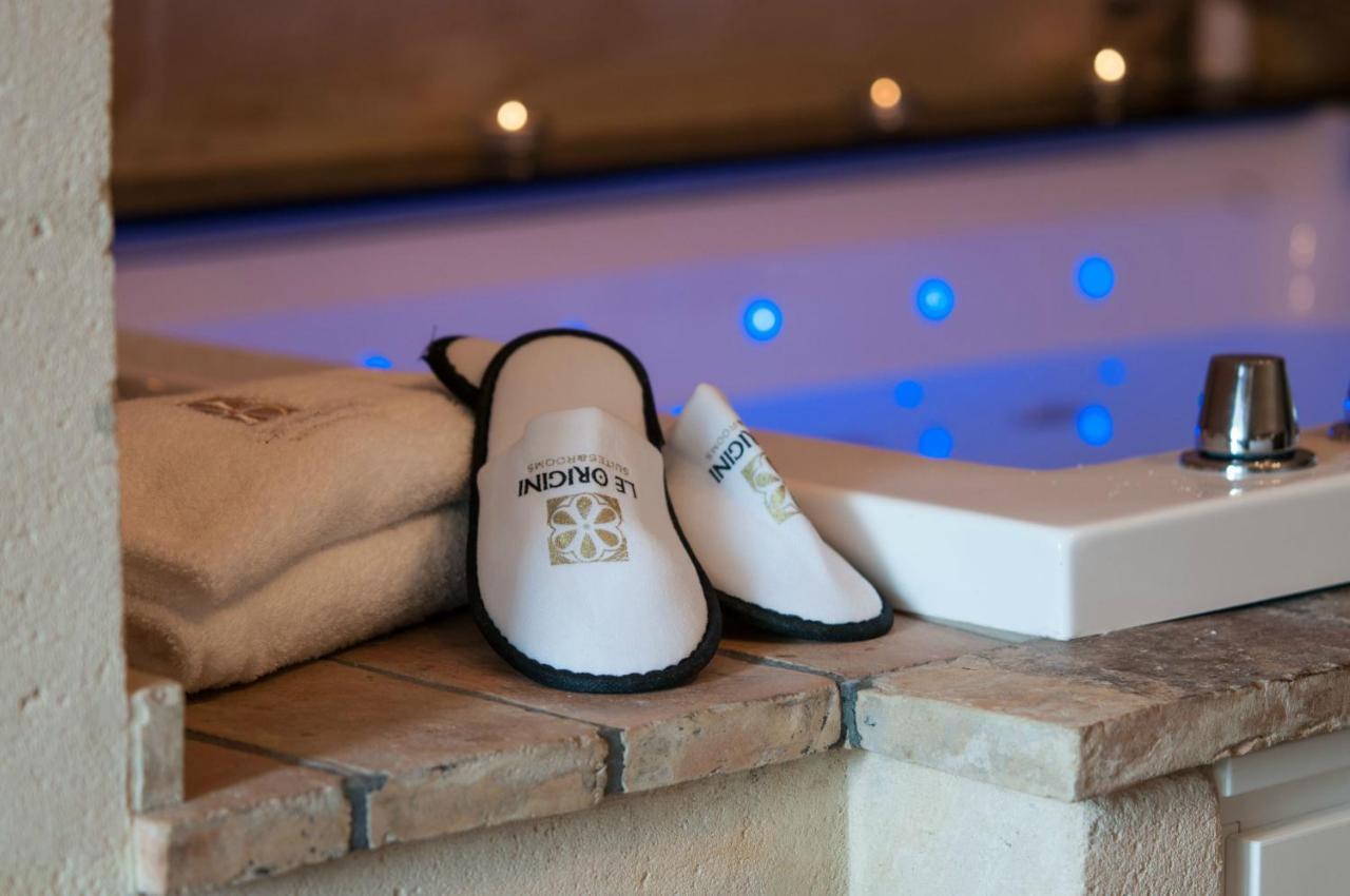 Suite con cama grande y balcón