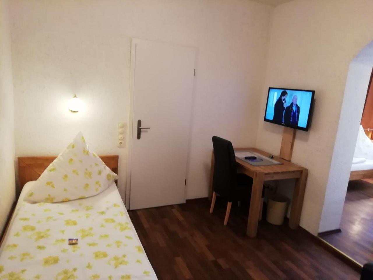 Dreibettzimmer mit Bad