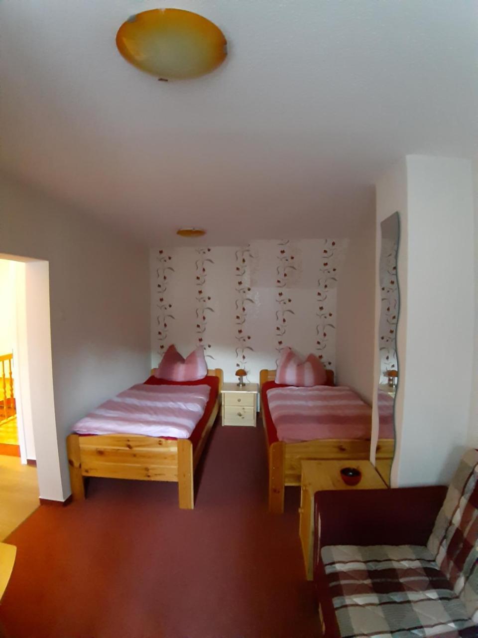 Zweibettzimmer mit Dusche
