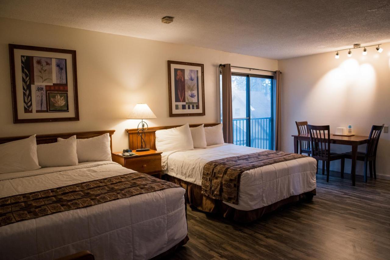 Deluxe Queen Room Two Queen Beds Kitchen