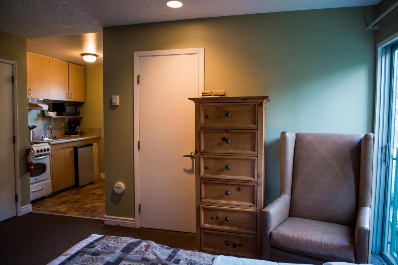 Deluxe Queen Room Two Queen Beds Kitchen