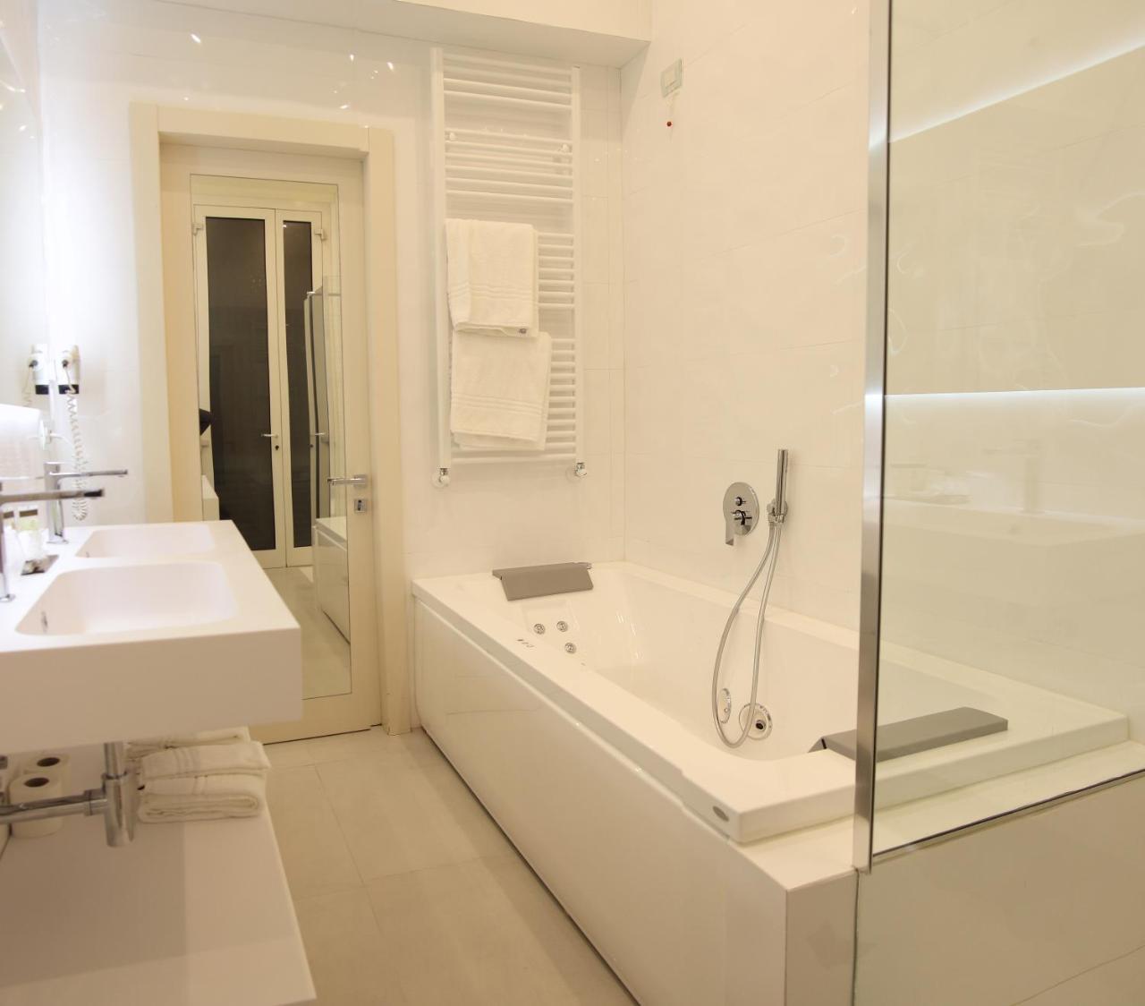 Junior Suite Spa Bath