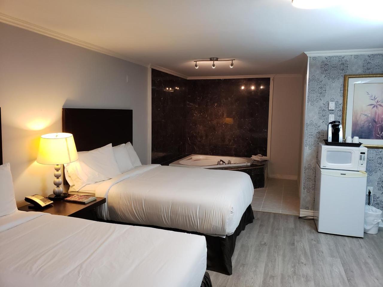 Deluxe Suite with Spa Bath