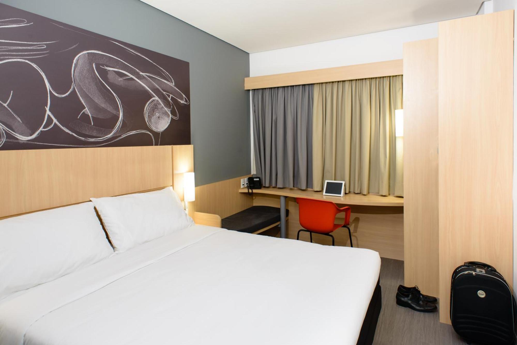 Standard Room with One Double Bed and One Single Bed
