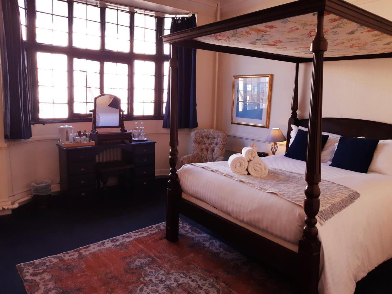 Double Room Four Poster Bed No Dogs