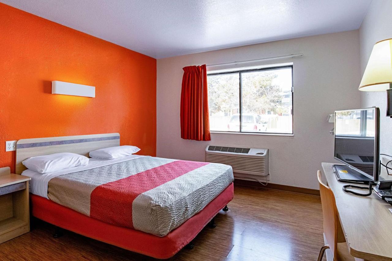 Queen Room - Disability Access - Non-Smoking