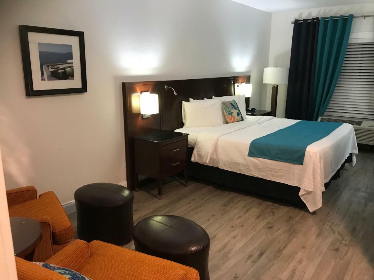 Deluxe King Room Main Level