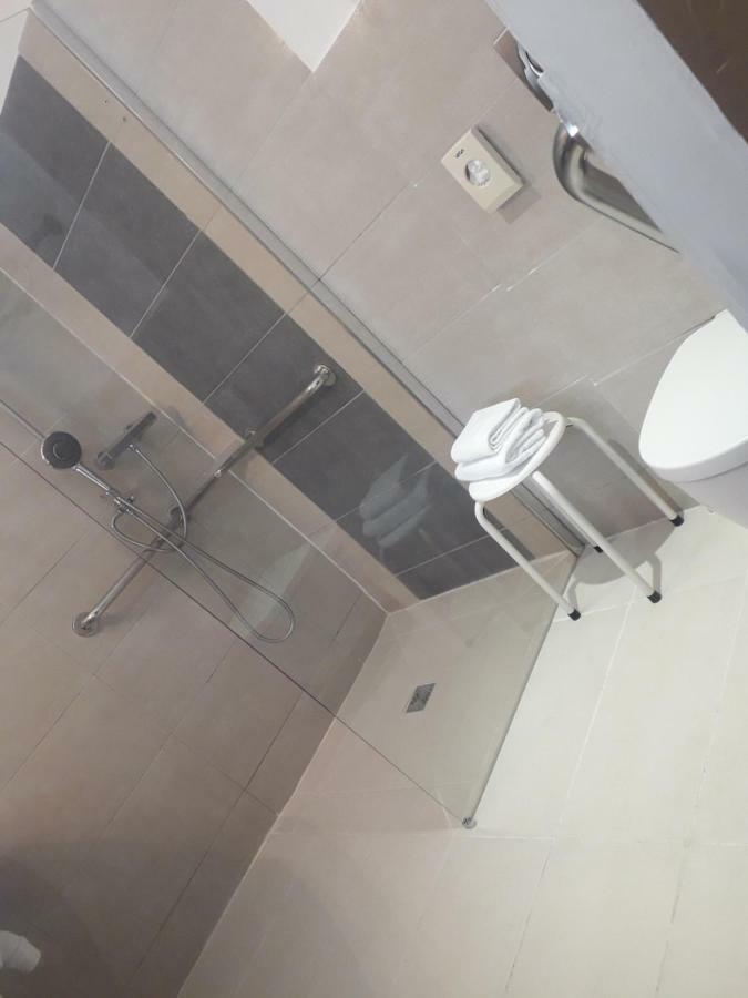 Double room italian shower Air Conditioning,1765349494:JPEG