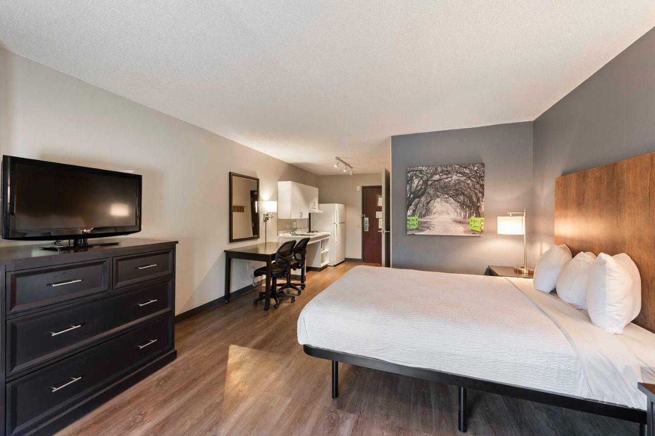 Queen studio 1 Queen Bed Disability Access or Non-Smoking