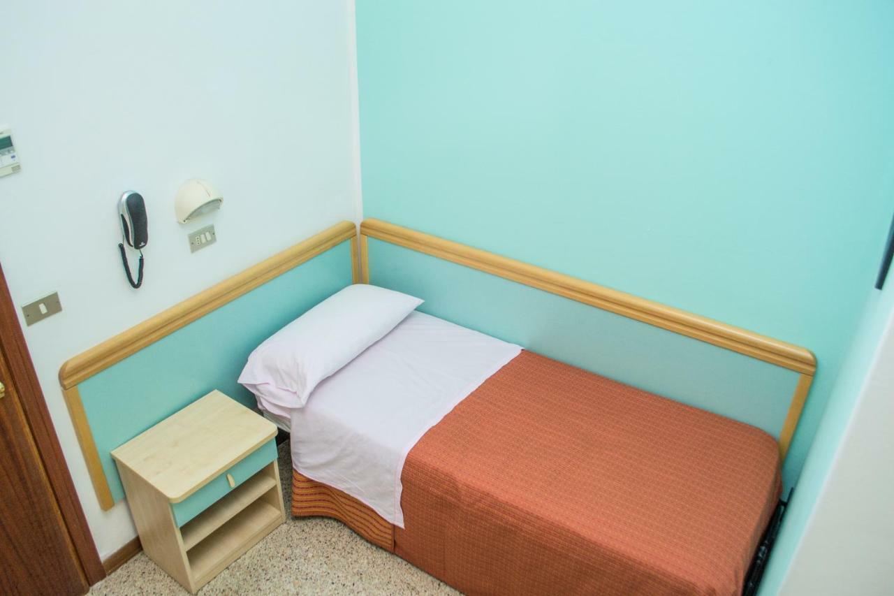 Single Room,784555968:JPEG