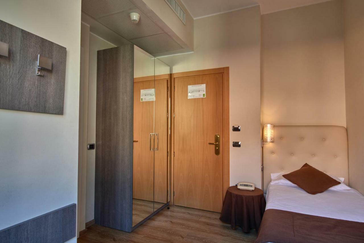 Single Room,785929173:JPEG