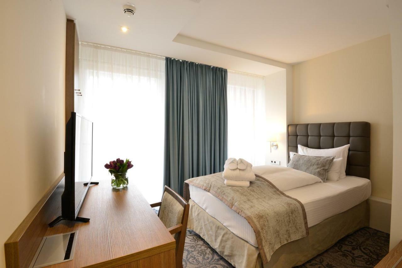 Single Room,786029628:JPEG