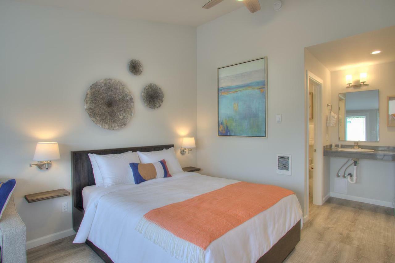 Queen Deluxe Suite ADA Accessible Streetside