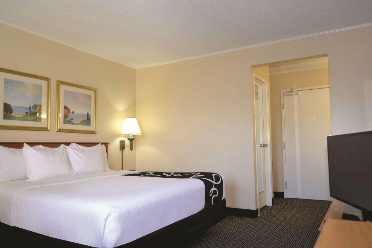 Deluxe King Studio Suite - Non-Smoking