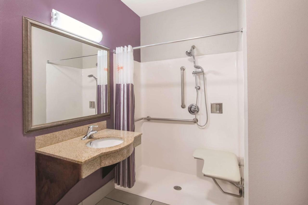 King Room with Bath Tub - Mobility Accessible/Non-Smoking