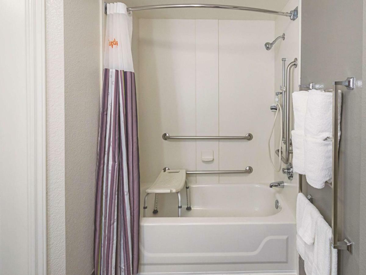 King Room with Roll-In Shower - Mobility Accessible/Non-Smoking