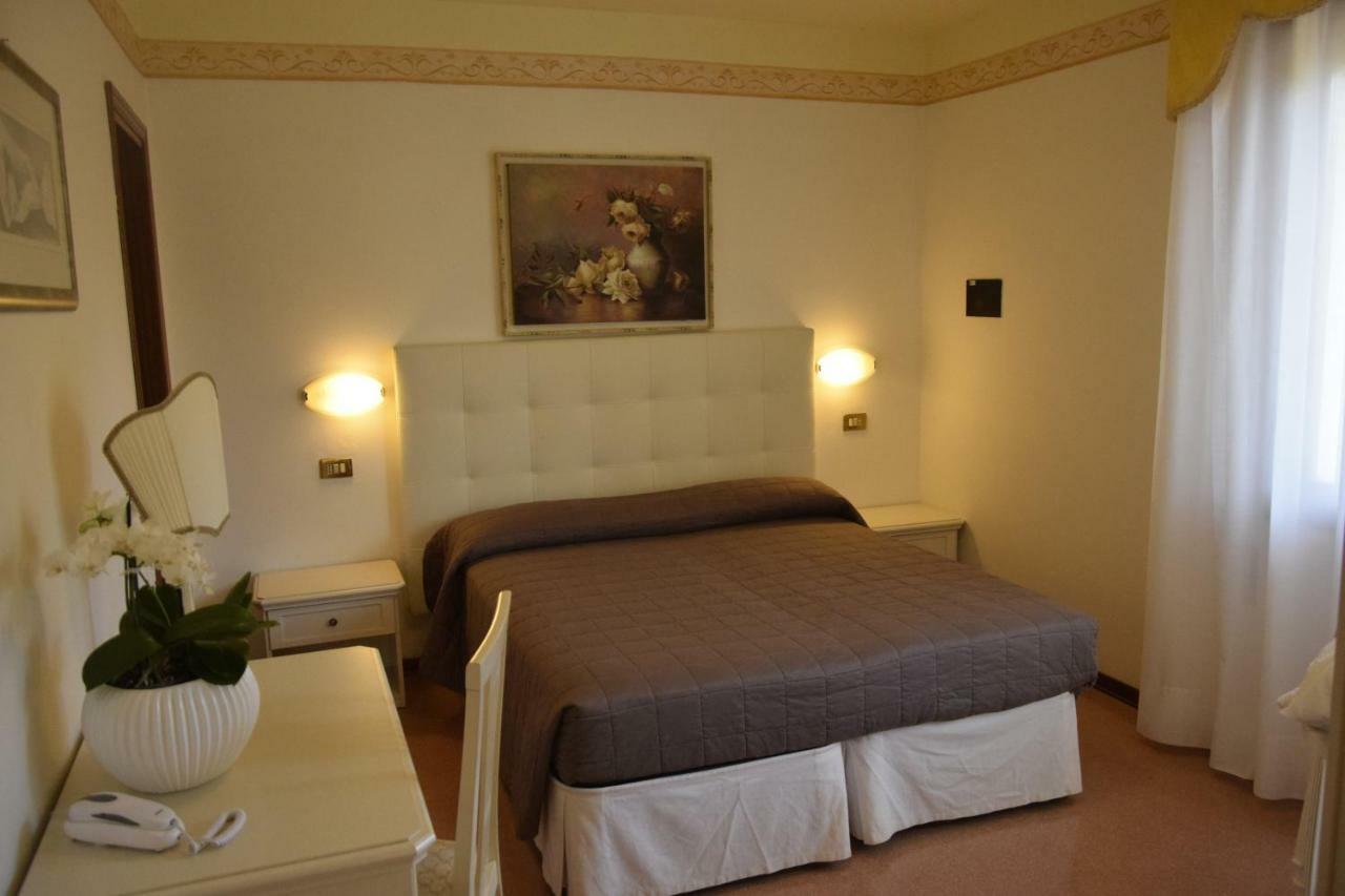Doppel- oder Zweibettzimmer