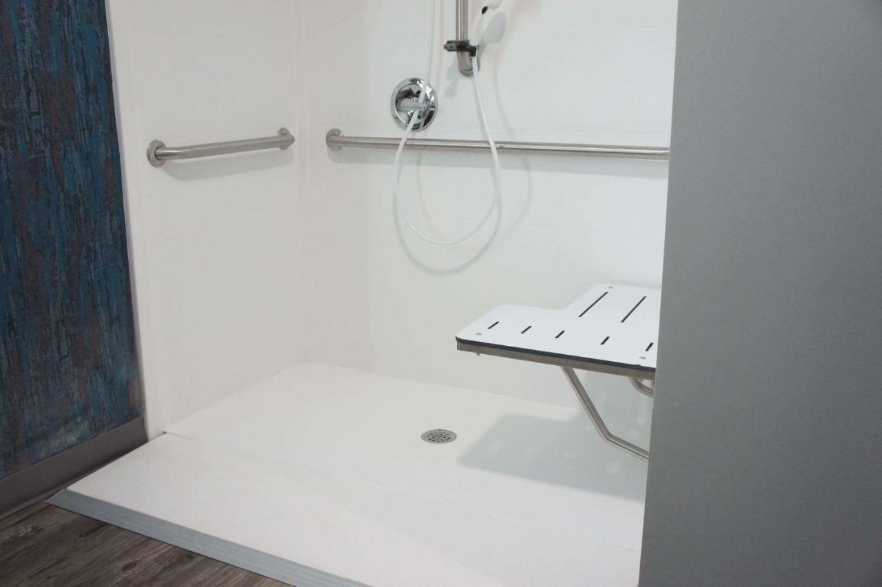 King Room with Roll-in Shower - Mobility Access/Non-Smoking