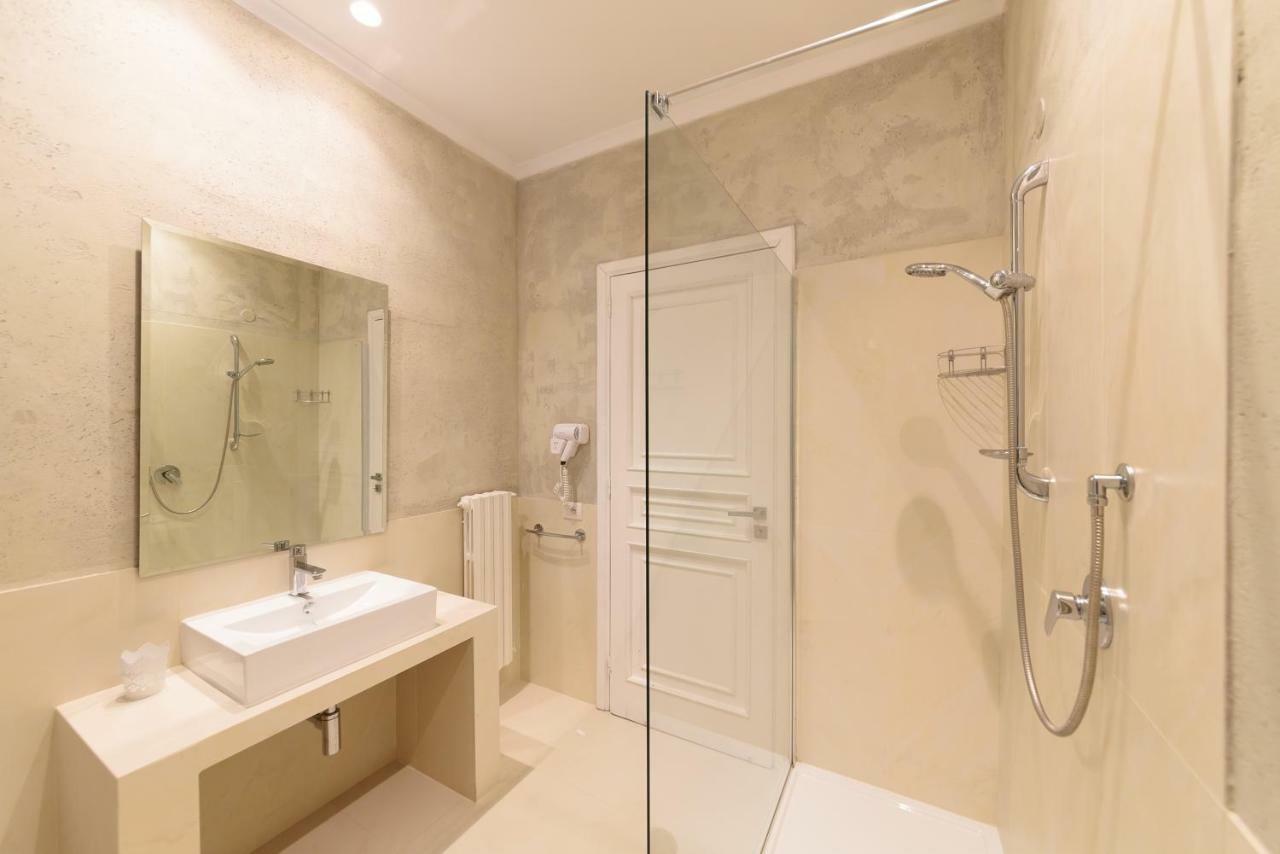 Camera Tripla Superior