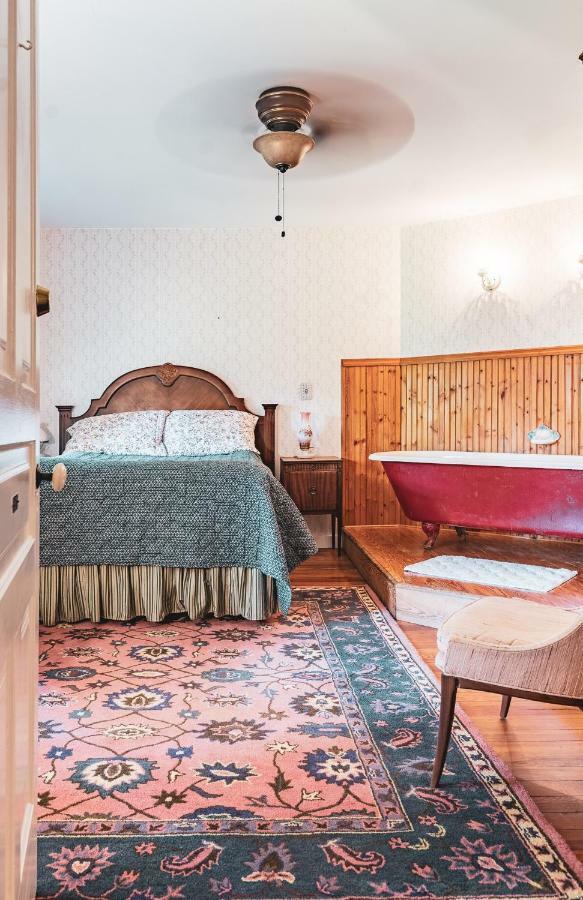 Queen Room Garden View