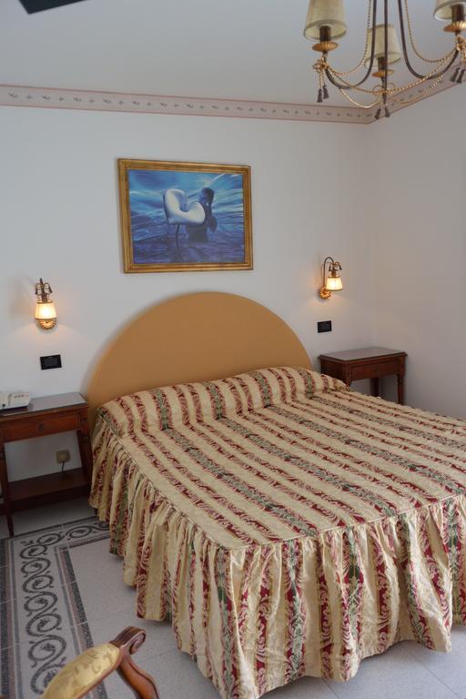 Camera Matrimoniale/Doppia con Letti Singoli con Terrazza e Vista Piscina