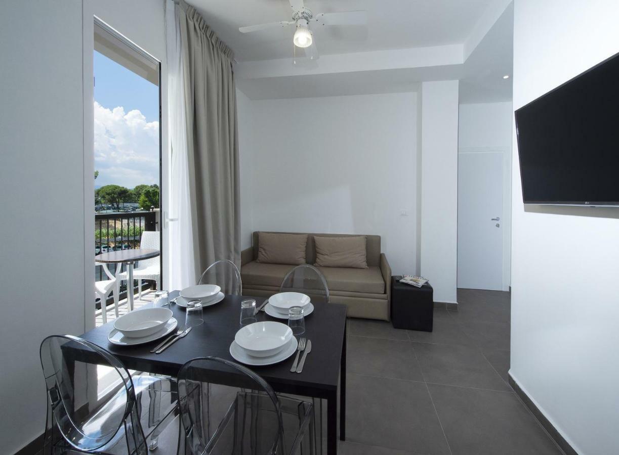 Apartment Balcony,812867823:JPEG