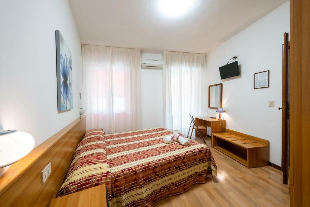 Single Room,813318258:JPEG