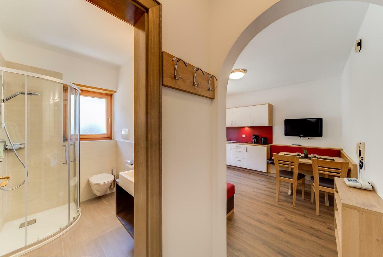 One-Bedroom Apartment Balcony,818122847:JPEG