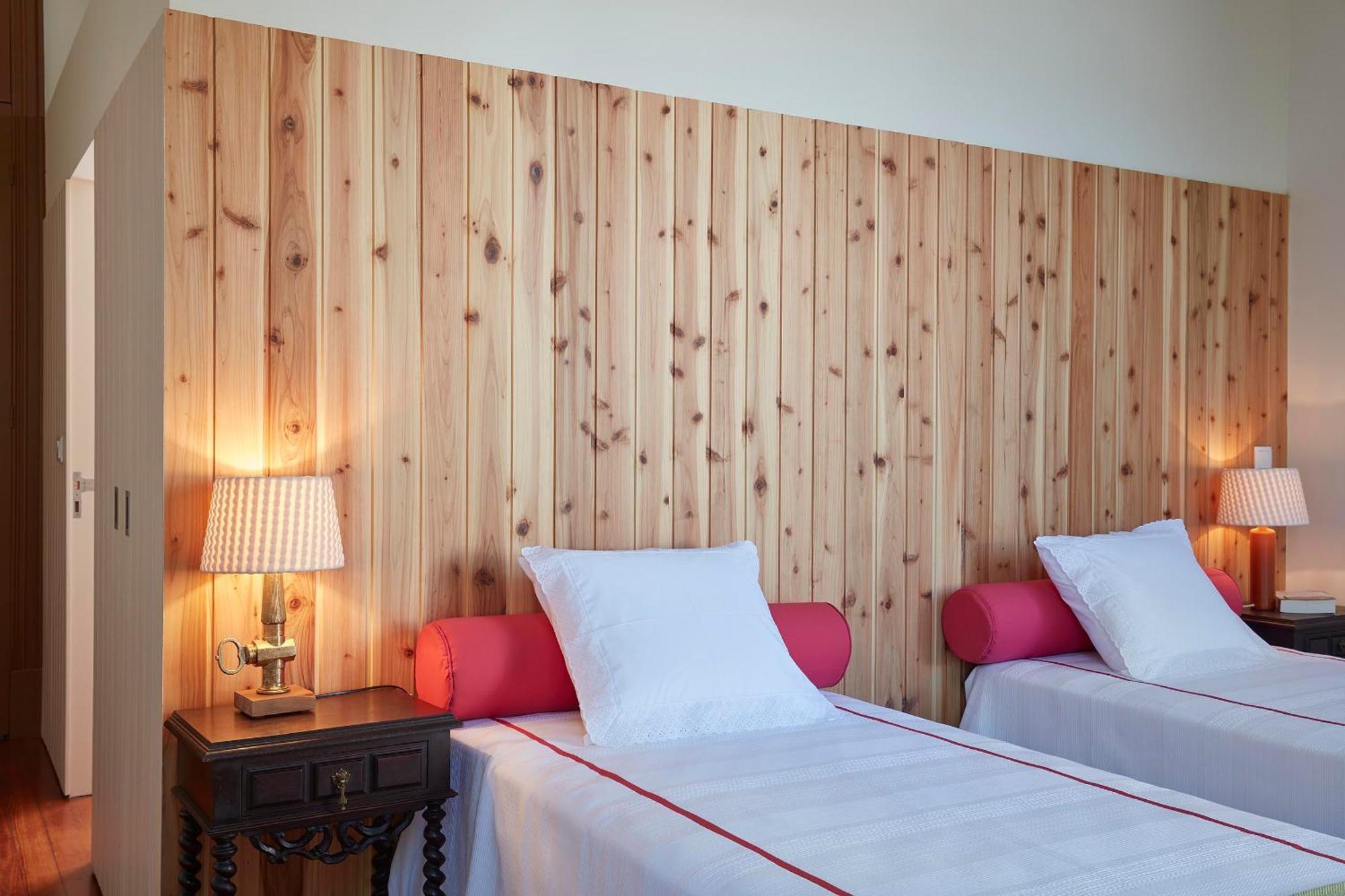 Quarto Deluxe (2 Adultos + 1 Criança)