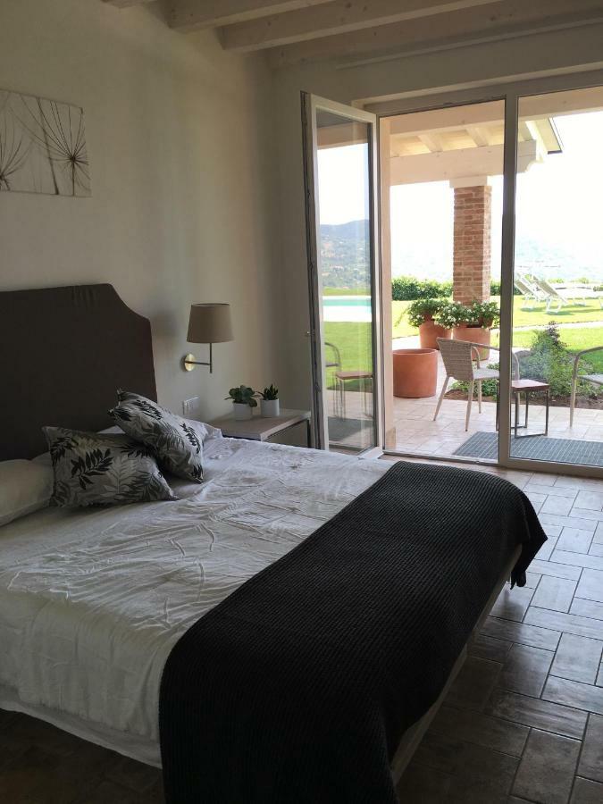 Camera Matrimoniale con Vista Piscina