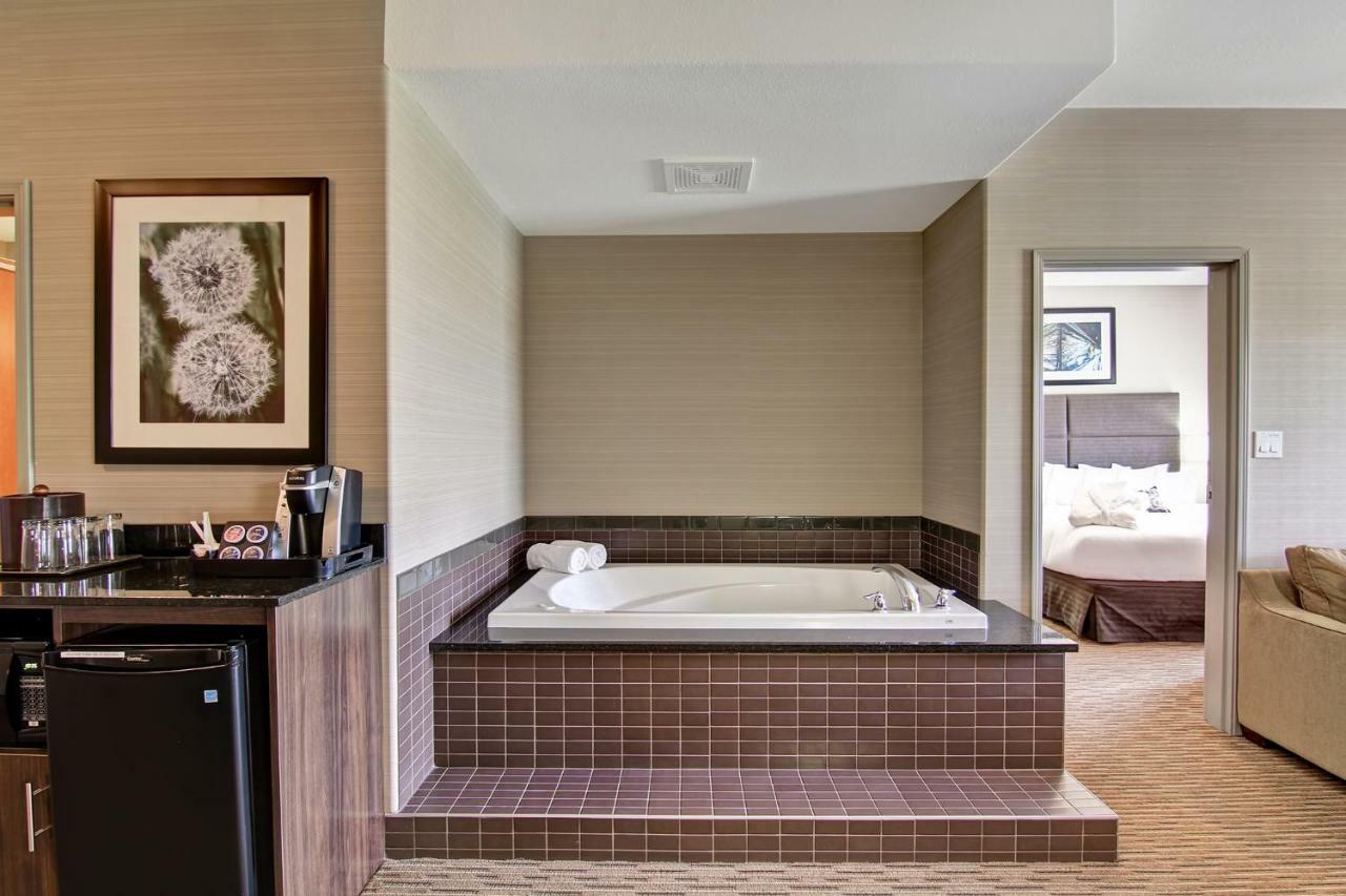 Honeymoon Suite,835876691:JPEG