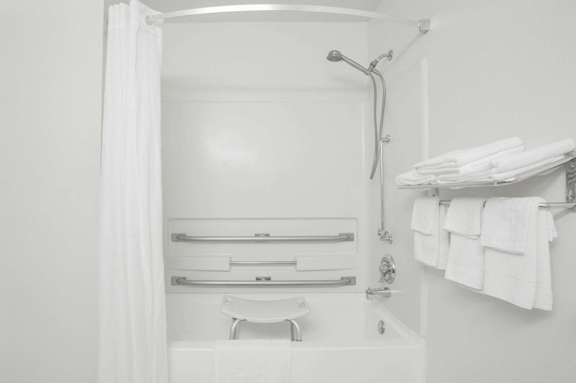 King Room with Bath Tub - Mobility Accessible/Non-Smoking