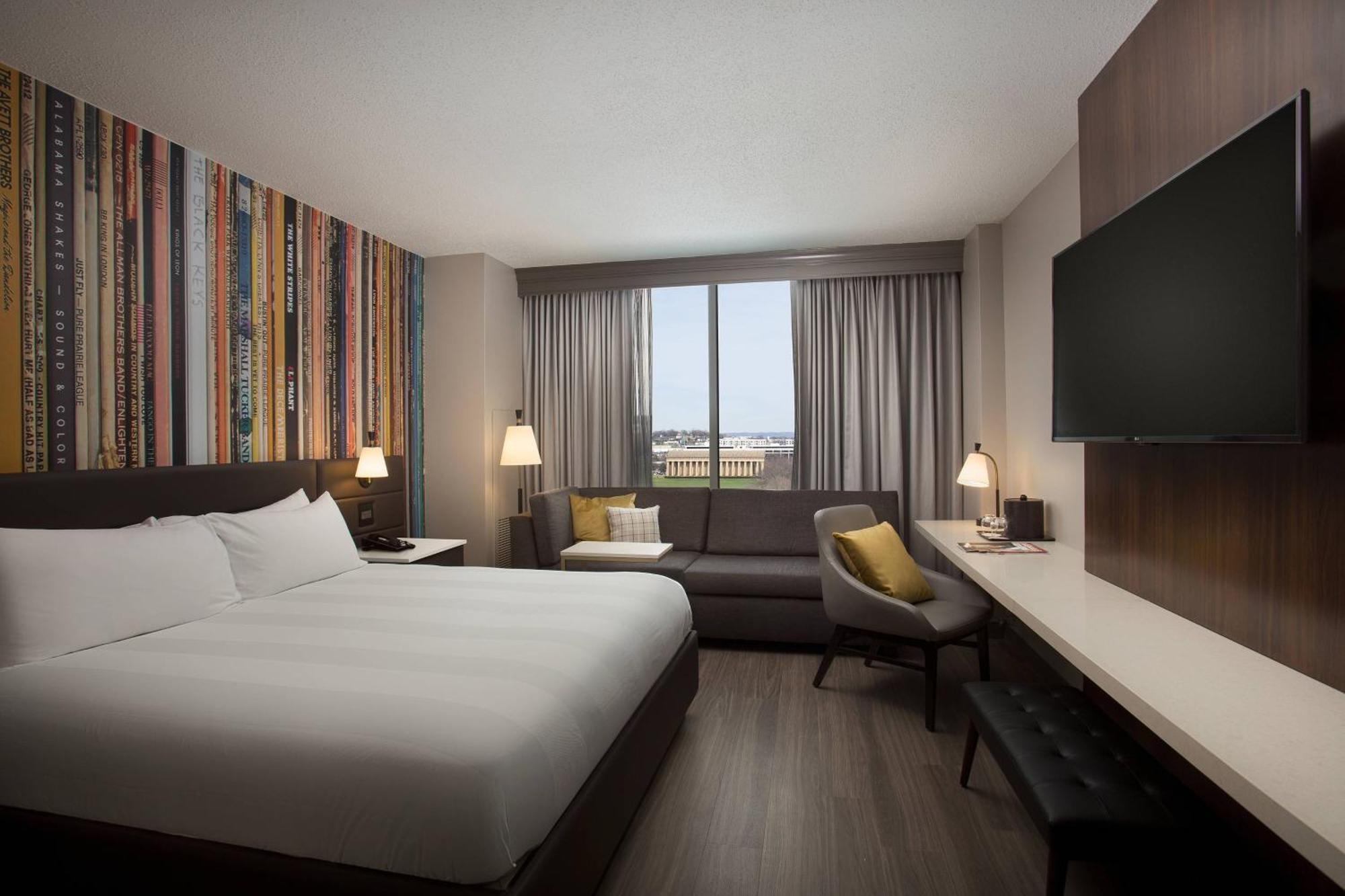 1 King Bed with MClub Lounge Access